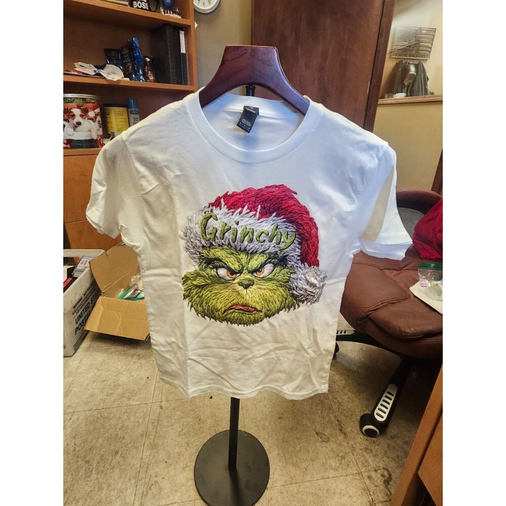 The Grinch Christmas Graphic T-Shirt Kids Youth Small (NWOT)